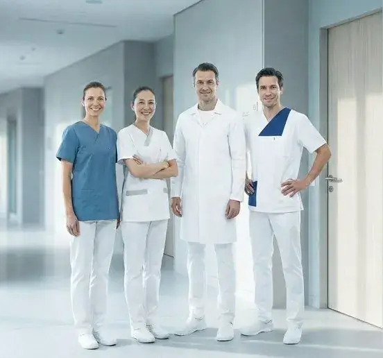 Team in Mietberufsbekleidung im Klinikflur