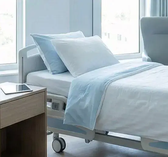 Frisch bezogenes Klinikbett mit Sitex-Textilien