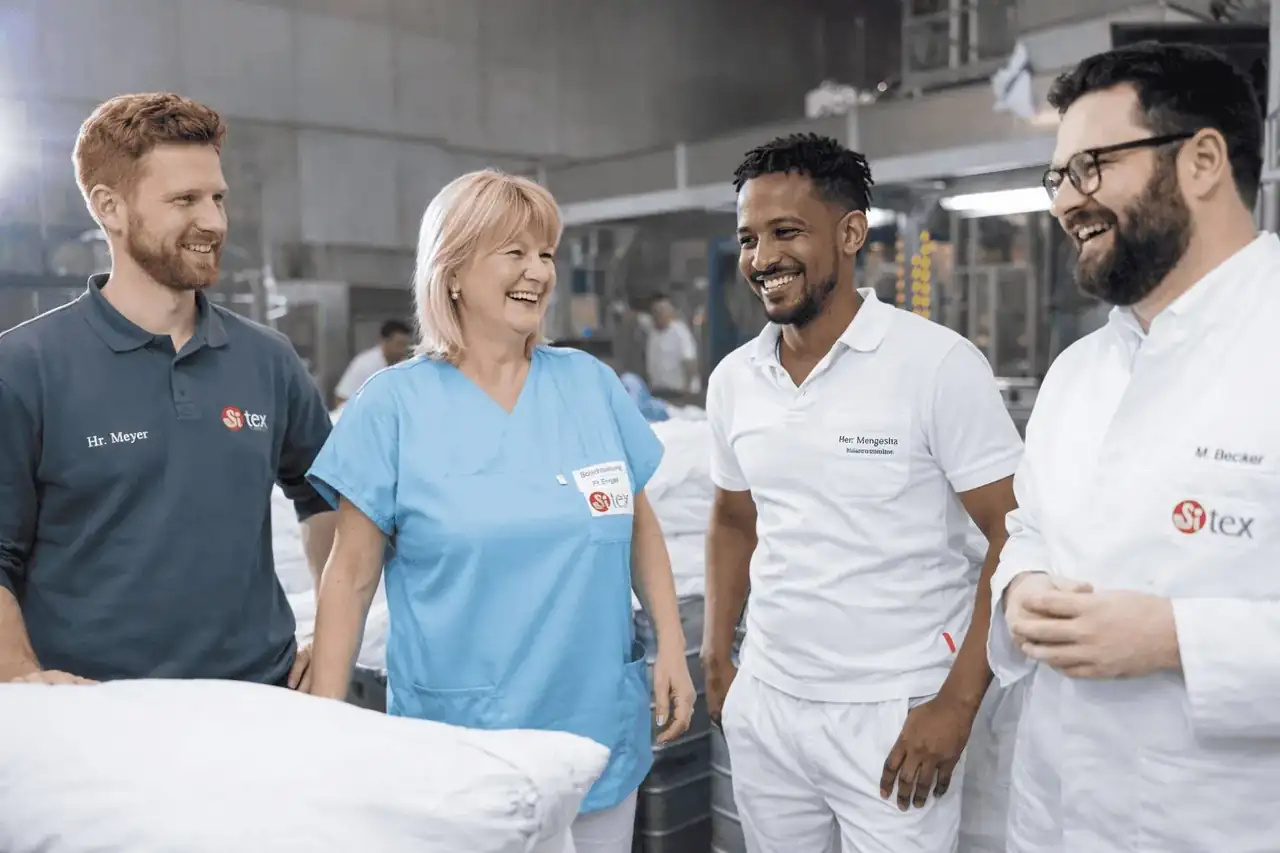 Lachen in der Wäscherei – Kollegen bei Sitex